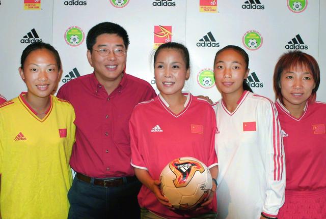 将《温柔美眉铿锵玫瑰》改唱成女足战歌，她用音乐彰显不屈斗志