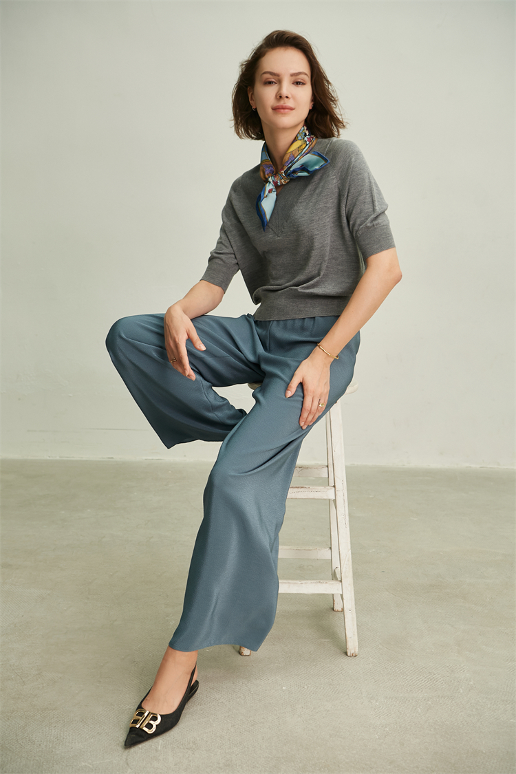 赏心悦目的针织上衣，像穿T恤一样简单却更轻松明快，敲有FLU