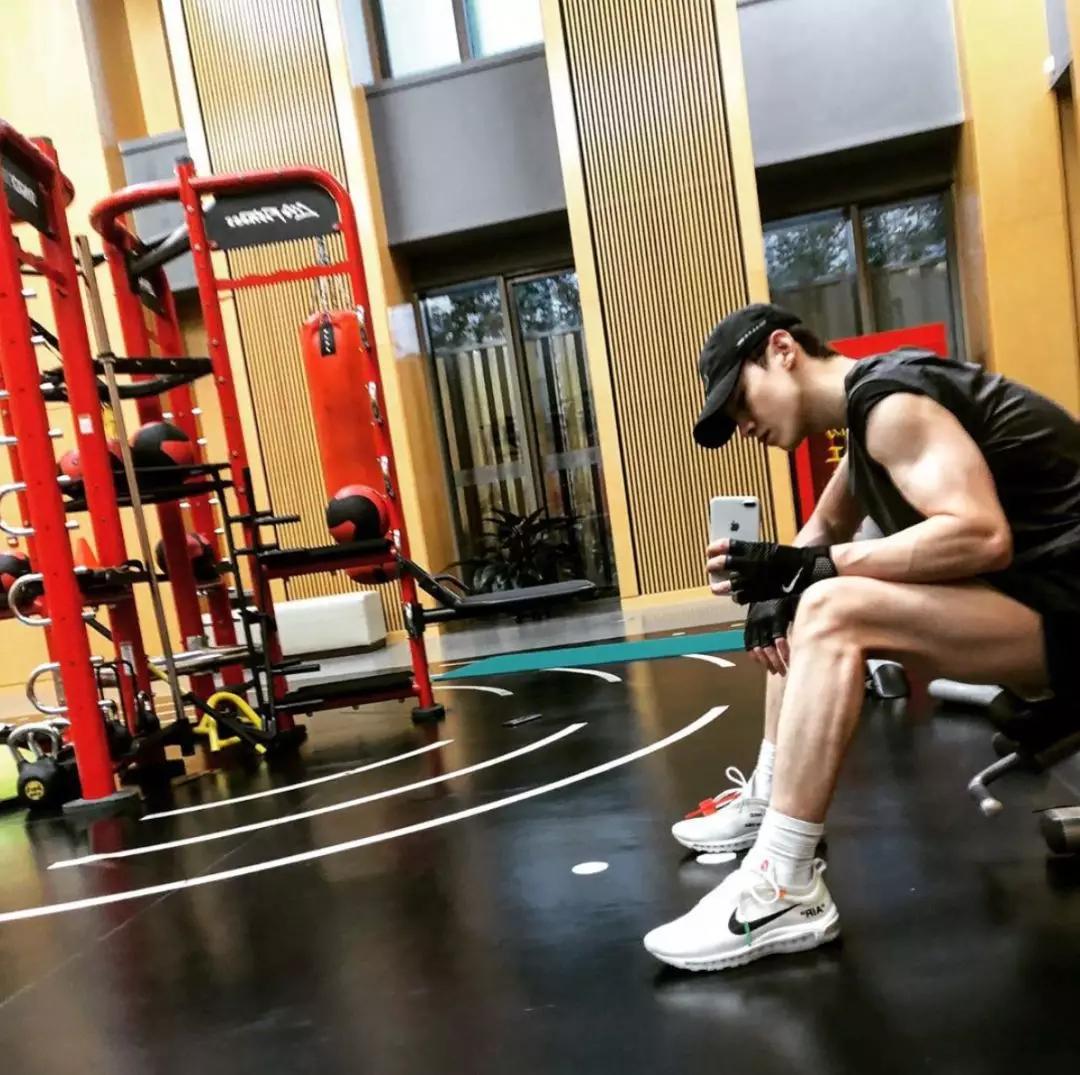 男明星注意形象,男明星绅士细节