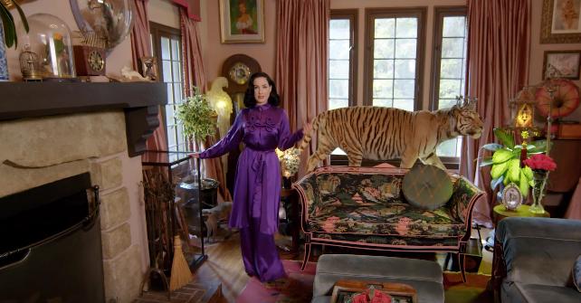 她19岁成为脱衣舞娘身家2亿,拒绝查尔斯邀约,女人都会被她迷住