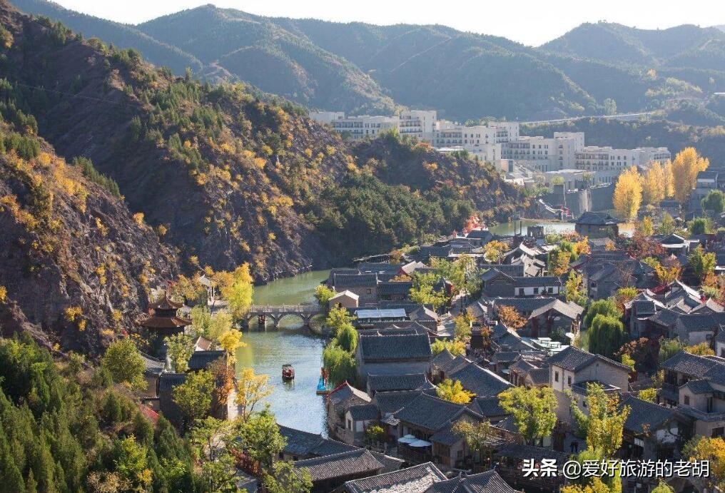 长城脚下的人造古镇，夜景太美成北京地标，外国人都慕名前往度假