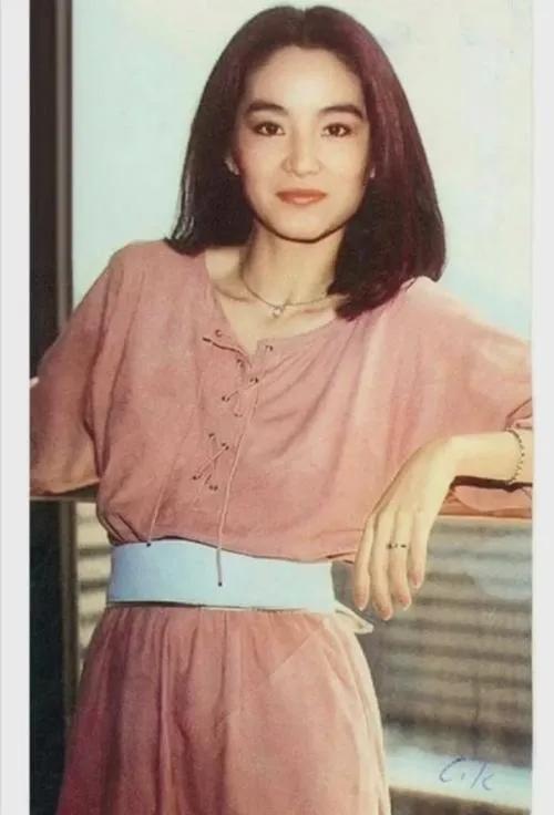 一代侠女插足秦汉婚姻,嫁豪门却独守空房,继女还深陷“*照门艳**”