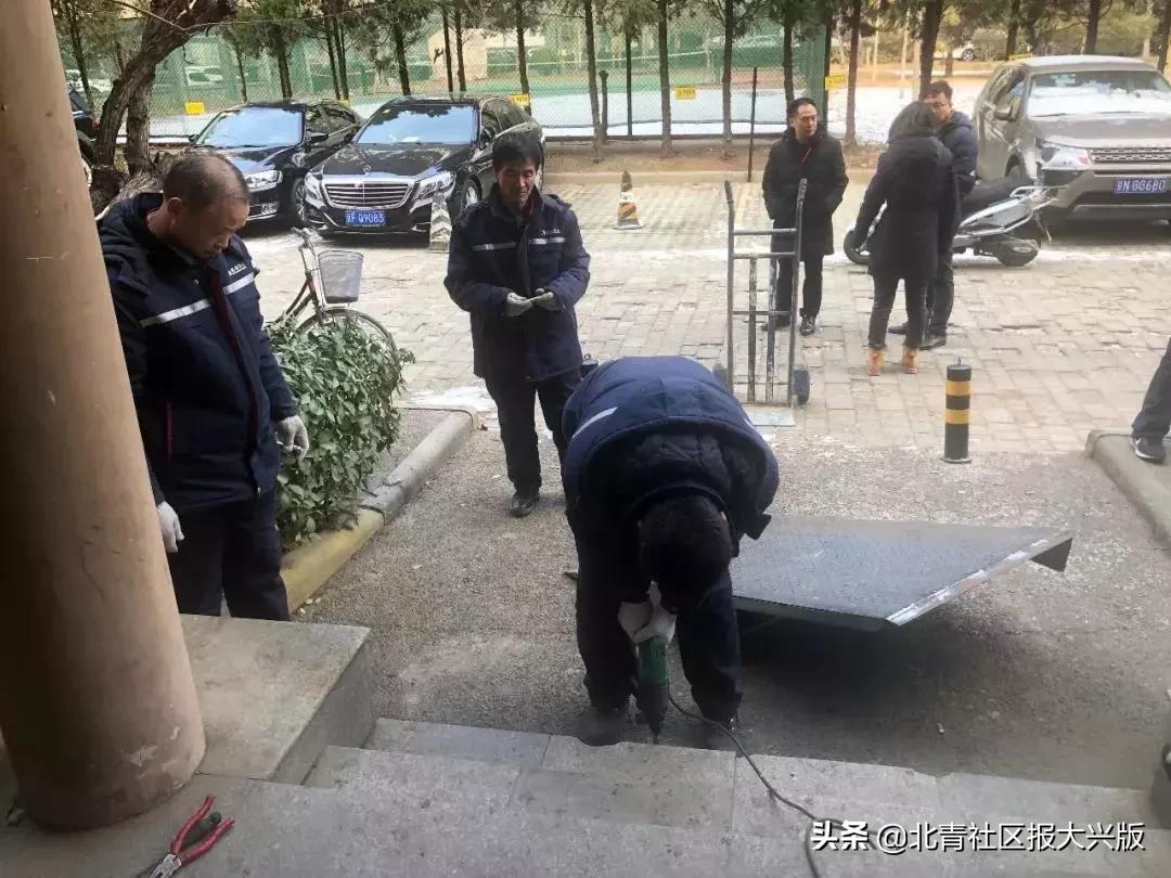 要及时感知社区居民的烦心事,从居民关心的小事为切入点