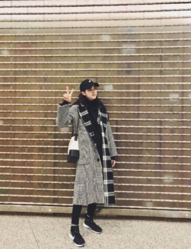 欧阳娜娜背带裤里面穿花上衣,欧阳娜娜背带裤搭配图片