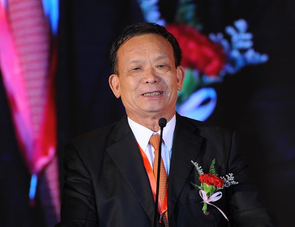 他生于福建农村，初中辍学，白手起家，身家450亿，与美国对抗