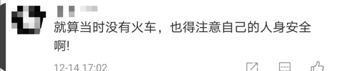 为了涨粉,为涨粉爬上铁轨自拍