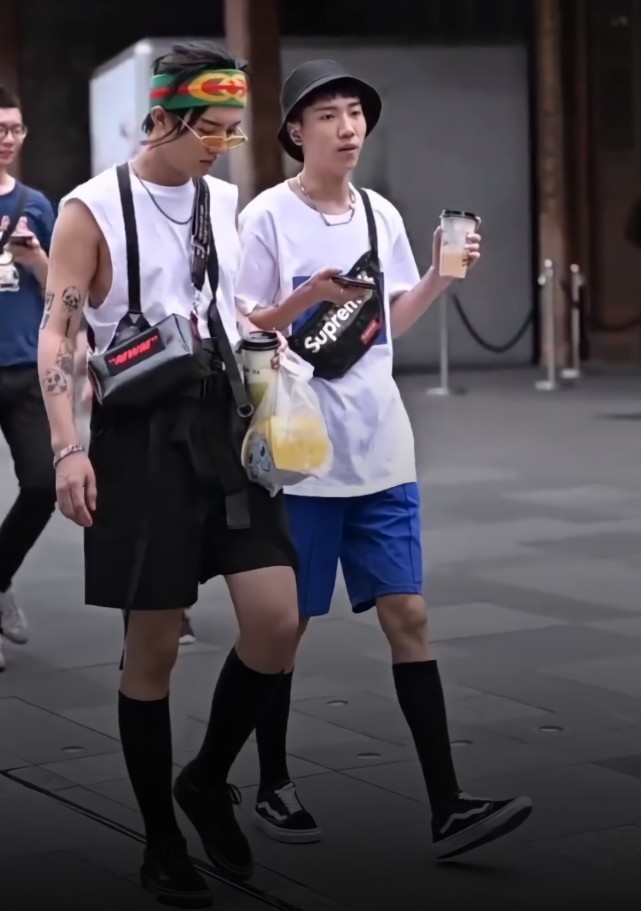 本以为女生穿长筒袜很潮，直到看见这两小哥哥，后面直男都笑了！