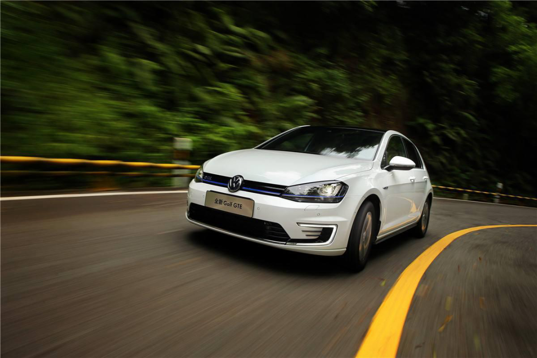 停车时先踩刹车还是踩离合,停车时先踩离合还是刹车