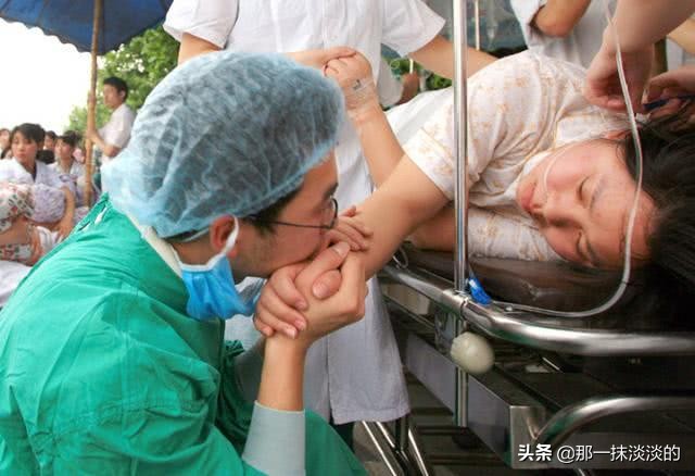 “孩子都出来了，你掏什么掏”男医生把手伸进产道，老公愤怒发问