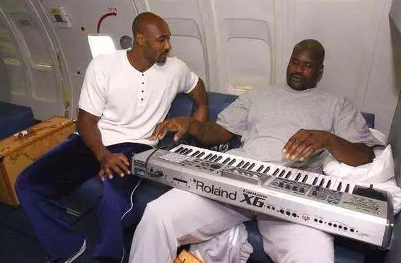 姚明和罗德曼,nba球星坐飞机吃饭