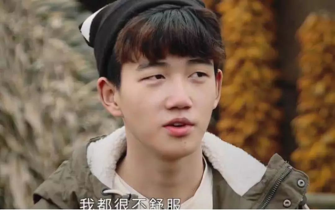 男孩偷用妈妈化妆品,儿子偷用妈妈香水