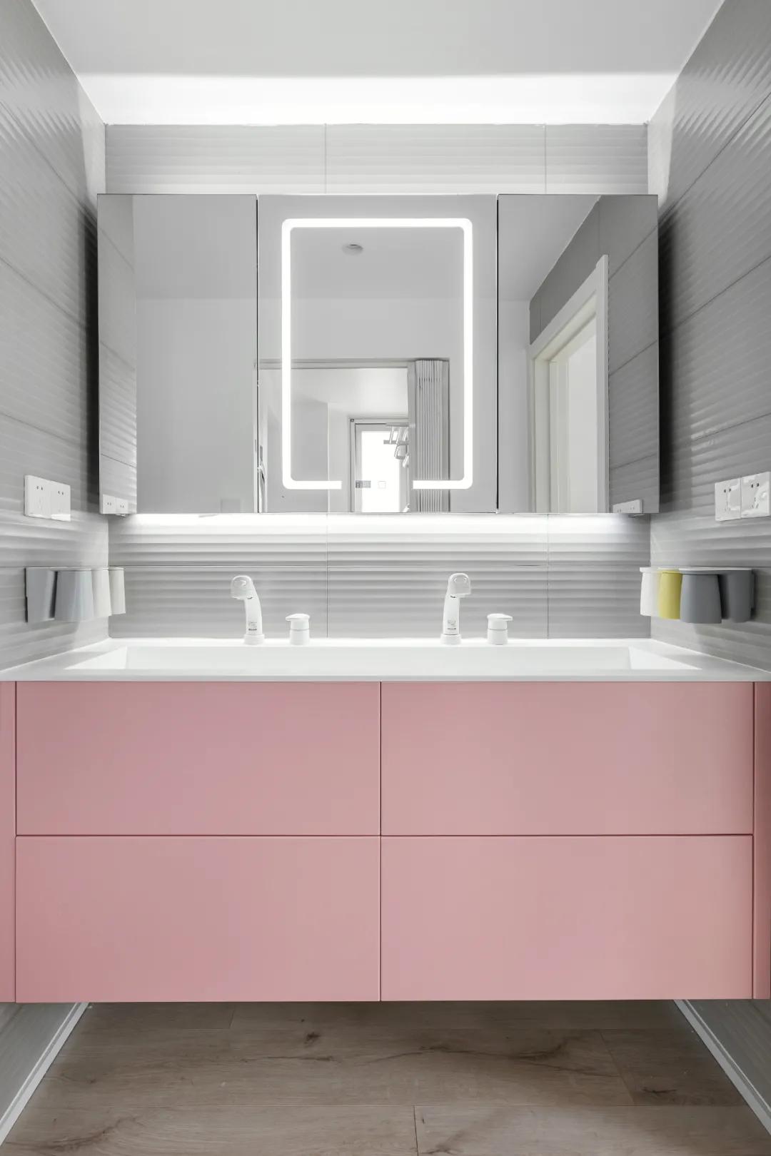 100平现代简约阳台装修风格,125平带阳台简约温馨装修风格