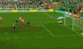 足球搞笑过人动图,足球史上十大爆笑瞬间图