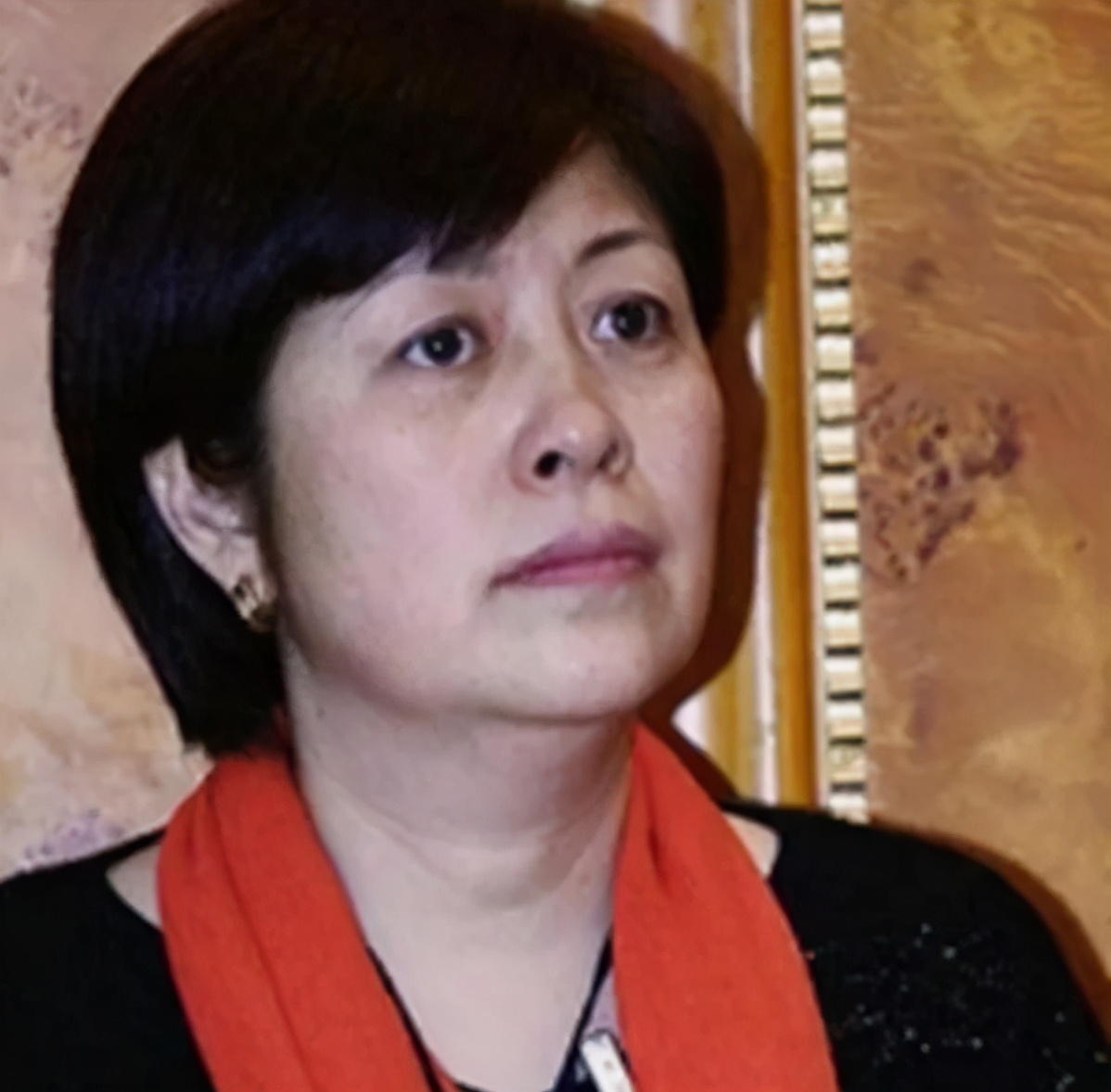 她是“第一经纪人”,曾捧红80多位明星大腕,却捧不红自己儿子