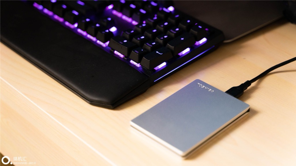 东芝移动硬盘slim和新小黑哪个好,东芝slim移动硬盘