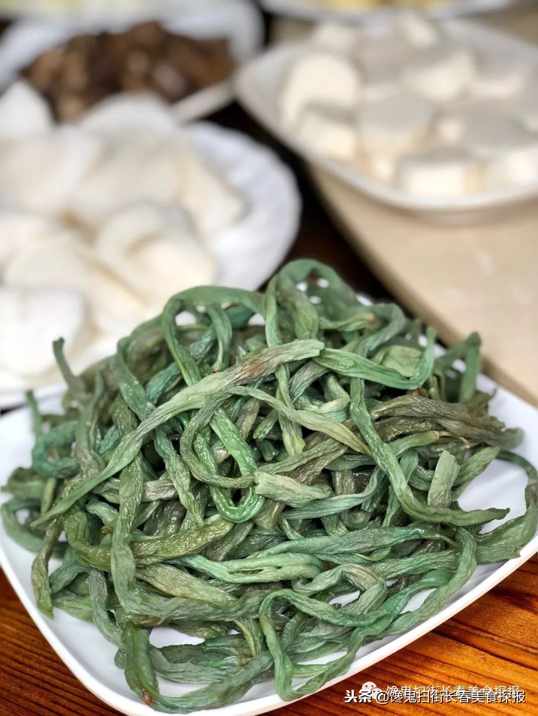 南湖别墅区藏个旧屯子，铁锅炖鱼天天爆满据说空姐都吃胖了！