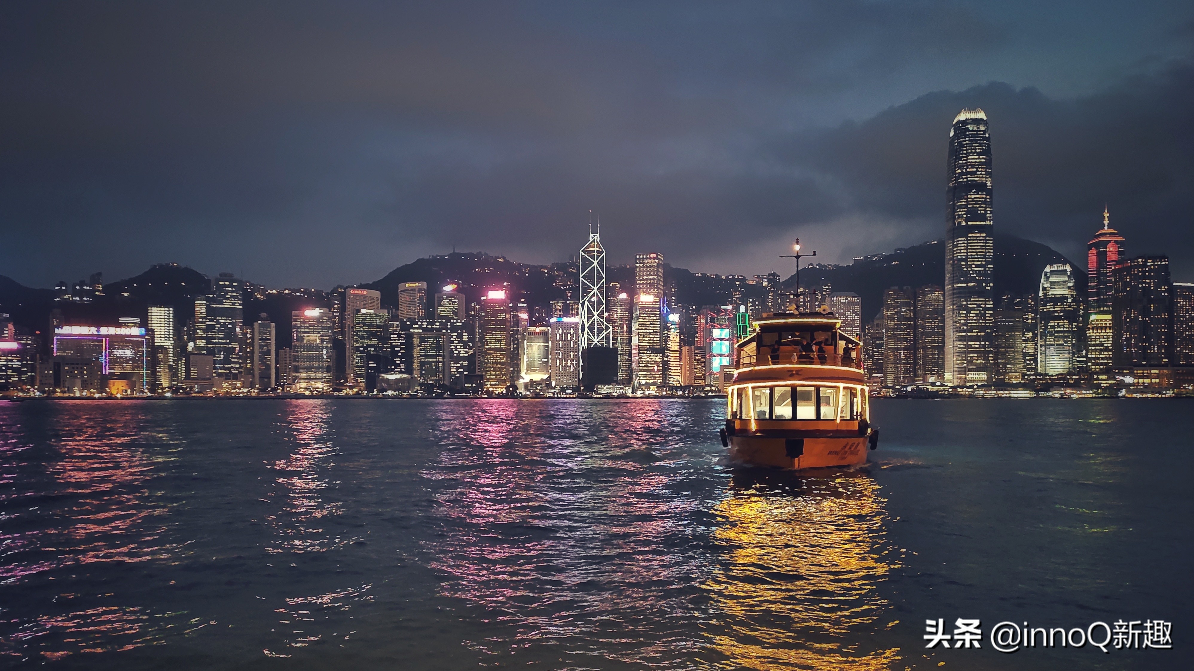 看！这部手机真的完整诠释了什么叫『五彩斑斓的黑』