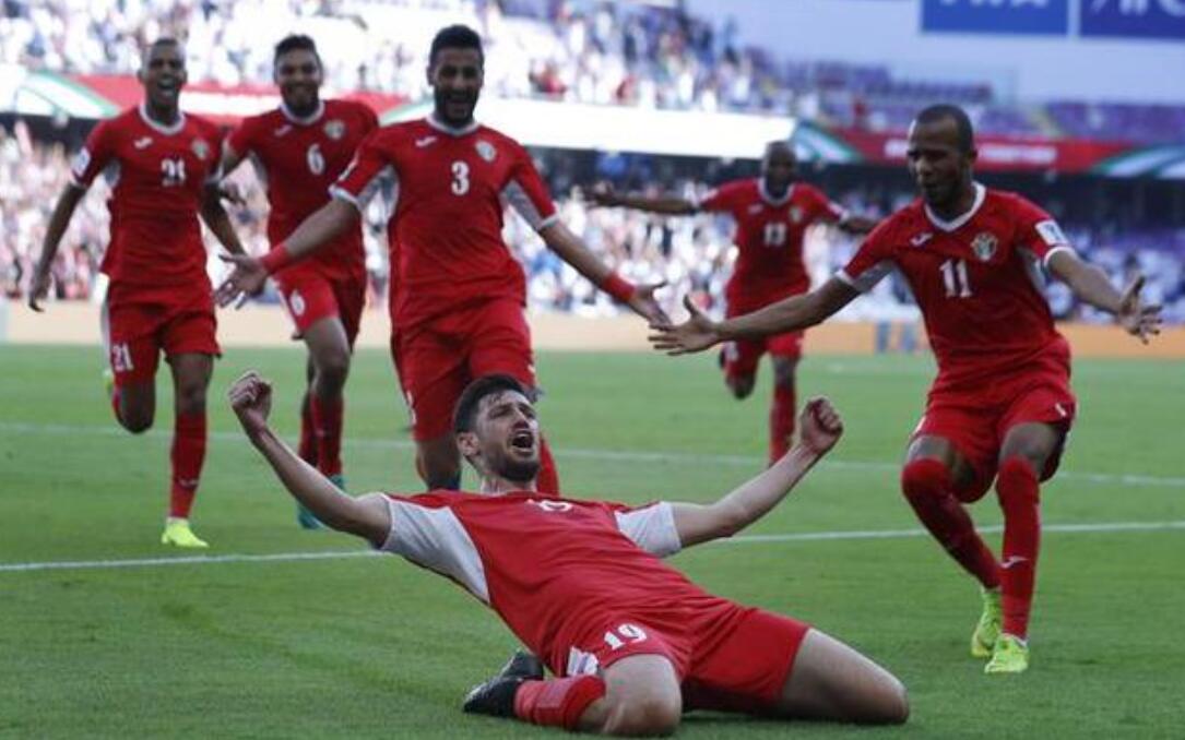 倒地+手球皆遭无视！两次业余判罚遭球迷怒怼：裁判为西亚真拼了