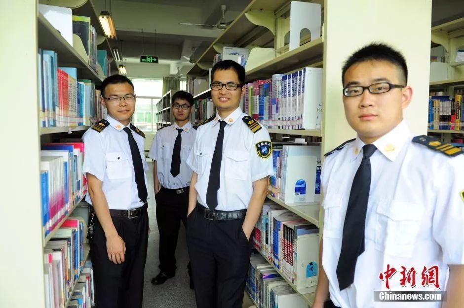 逃课的大学生，看到园丁大叔躲角落看医书，你惭愧吗？