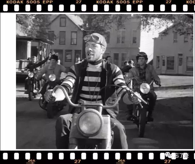 时尚达人必备的经典品-条纹衫,虽简单但不凡