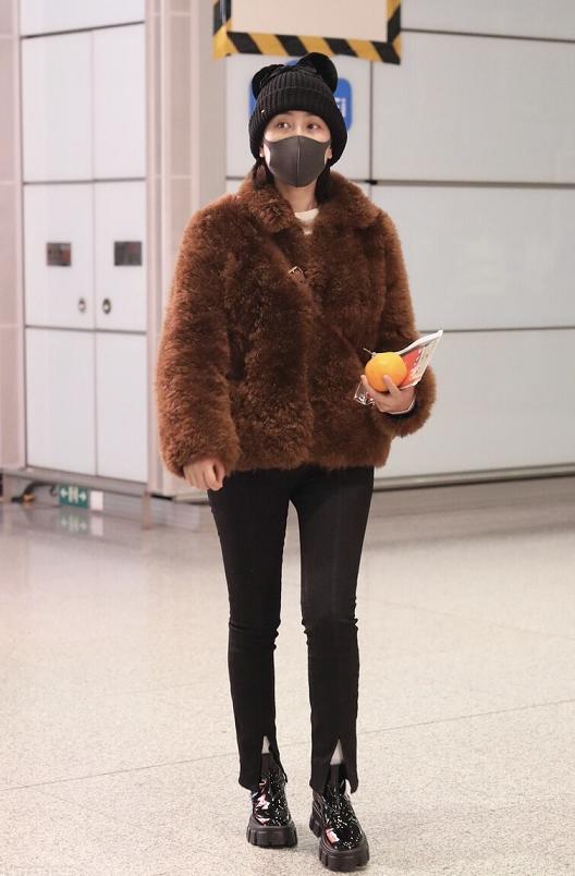 今年流行羊羔绒外套温暖又时髦,今年流行的羊羔外套