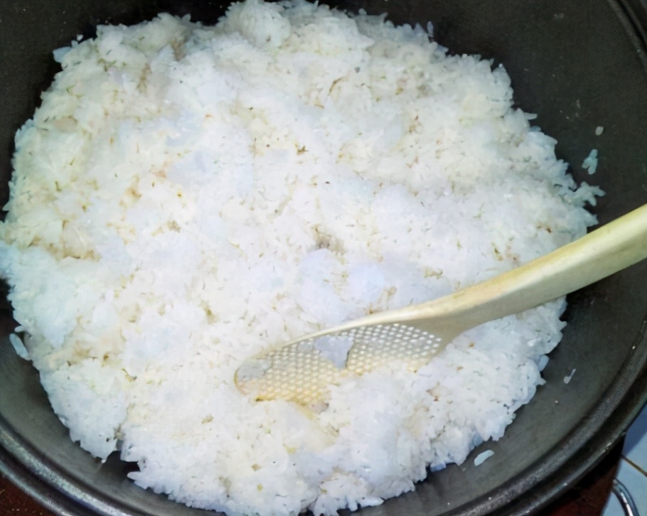 蒸米饭时一半米一半水可以吗,蒸米饭到一半能加水吗