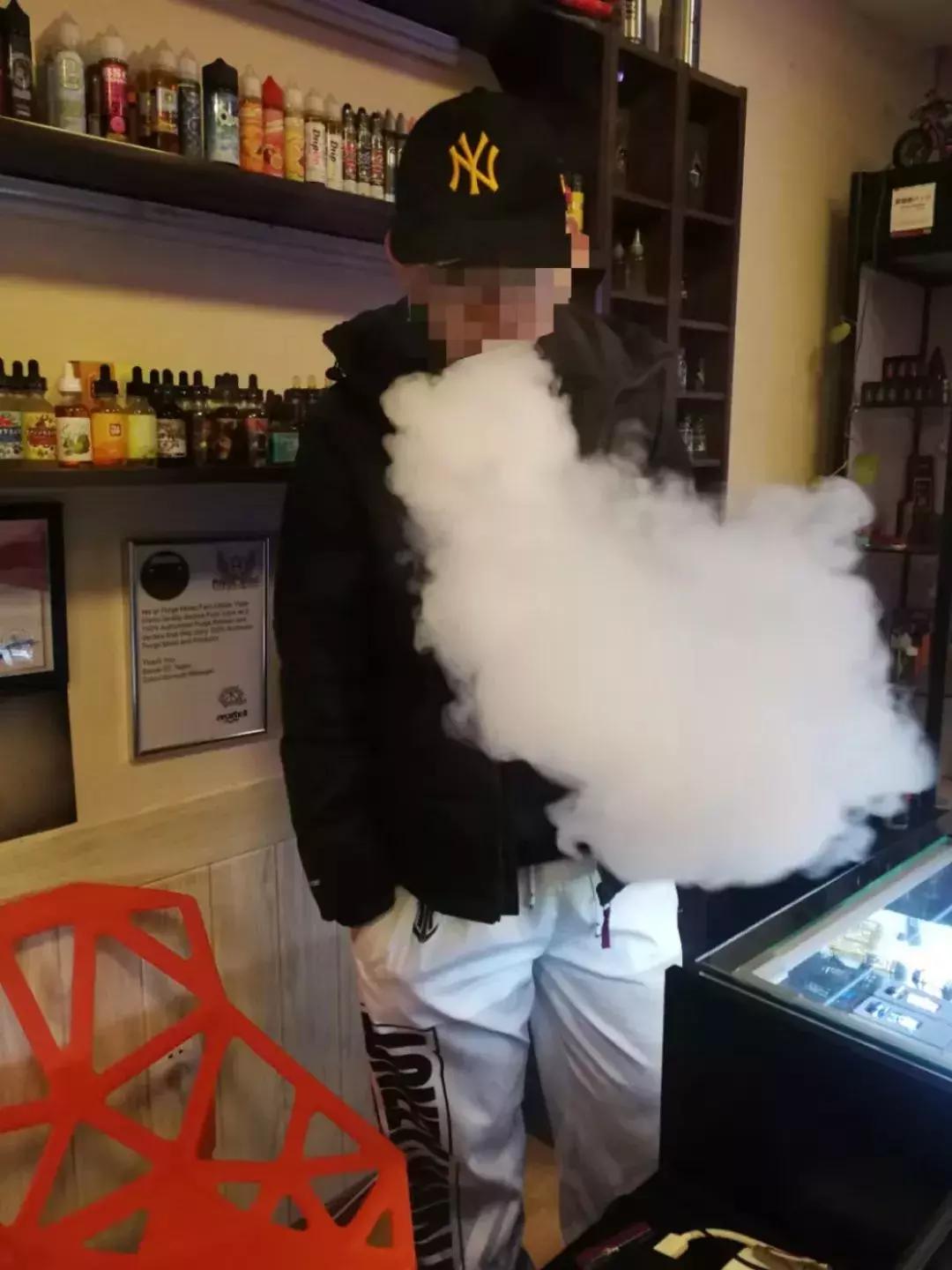 *子烟电**实体店揭秘:关门潮背后捅出一个假货天堂