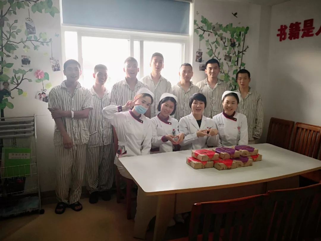 是天使更是战友，*警武**上海总队医院“军人病区”的暖心故事