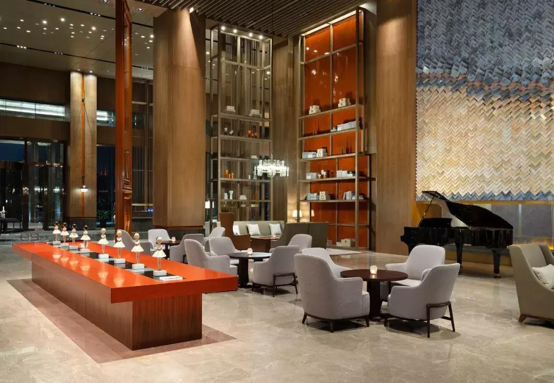 躺酒店床上看风景,躺在星级酒店房间床上看电视