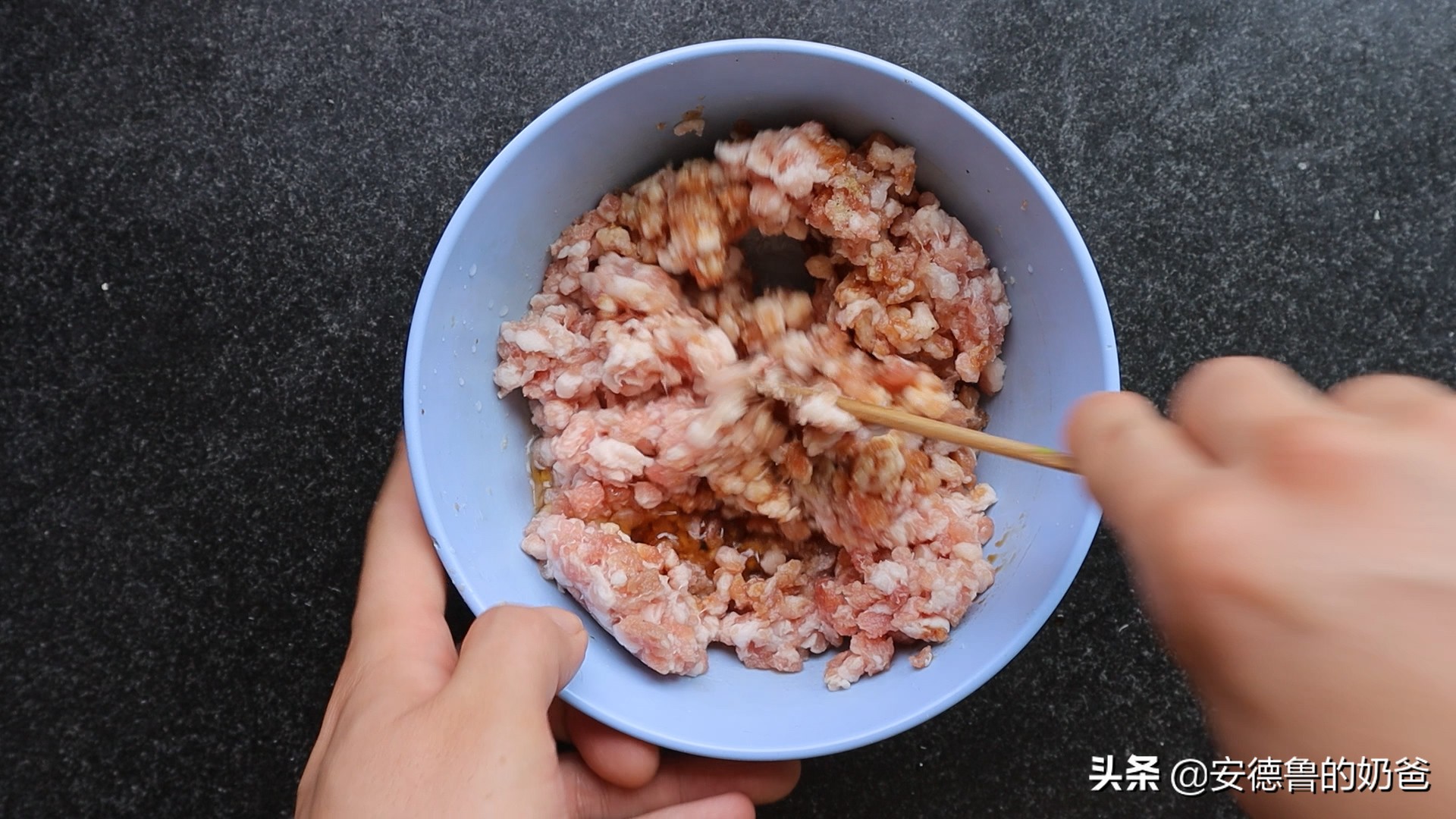 奶爸在家带着娃做馄饨现包现煮真材实料小朋友吃了一大碗