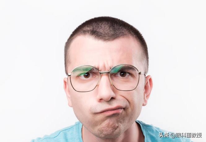 眼球有一点黄色是正常的吗,眼球有一条黄色东西