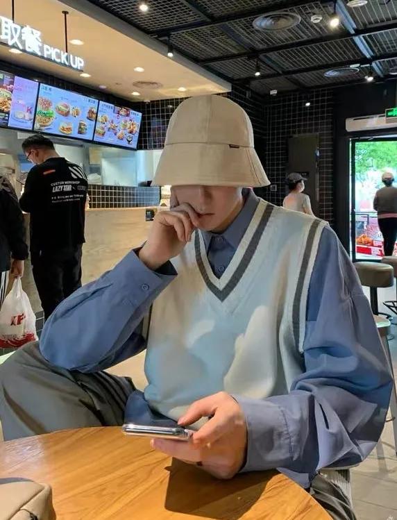 牛仔衬衫叠穿哪种款式和颜色适合,灰色衬衫怎么搭配出高级感叠穿