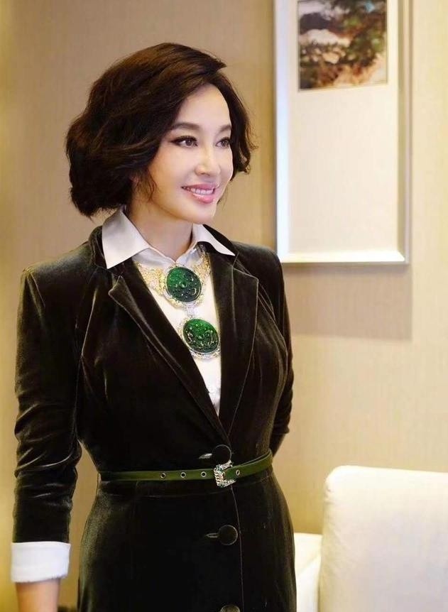 刘晓庆一手戴一个翡翠手镯,刘晓庆办书法展究竟是为了什么