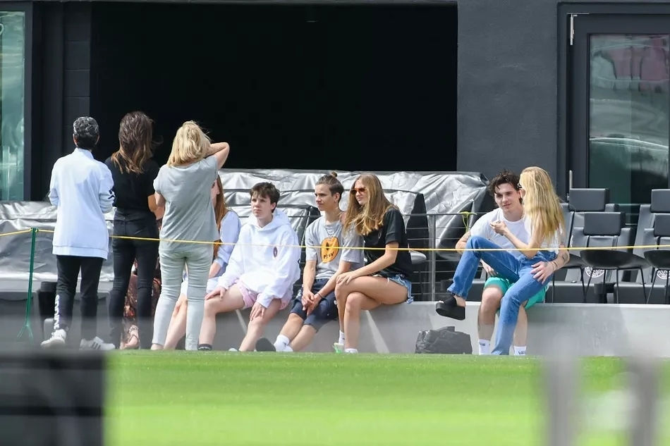 小贝夫妇秀恩爱,小贝夫妻宠爱大儿子