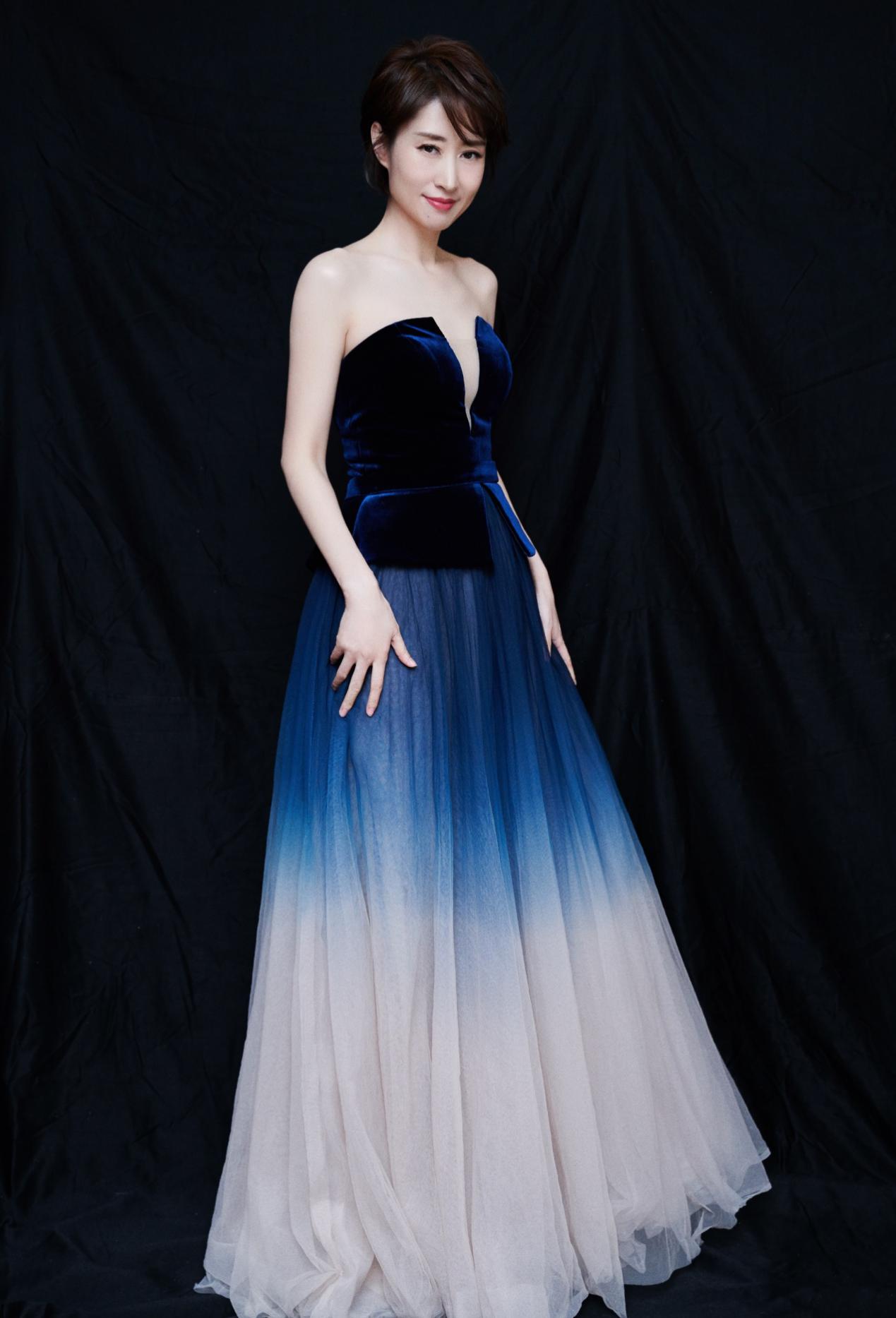 刘敏涛穿丝绒裙照片,刘敏涛穿衣风格