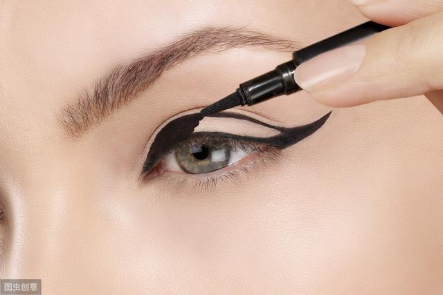 眼线液和眼线笔哪个好用一些,眼线笔与眼线液哪个好