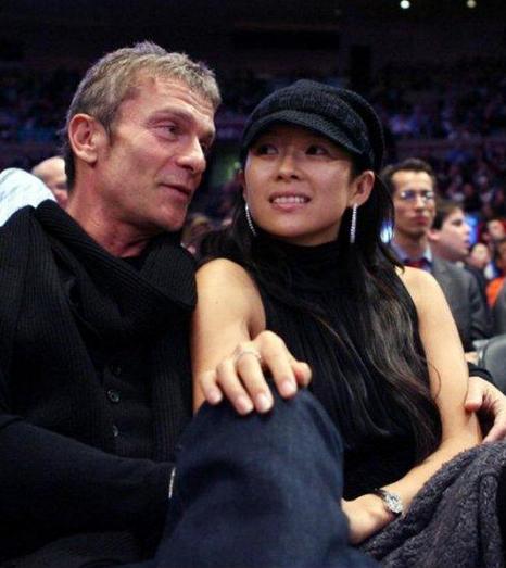 从“父女恋”到“母子恋”，这个52岁女人把自己活成了美国萧亚轩