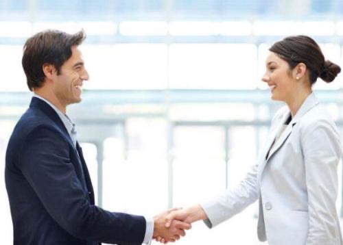 职场交往中,握手要注意些什么