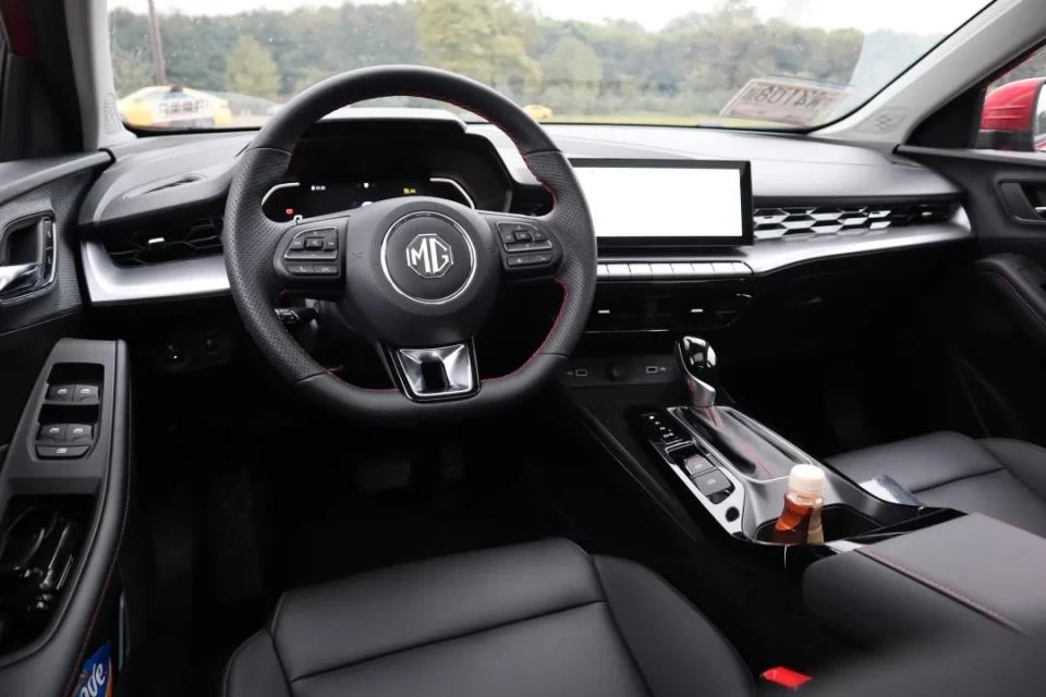 试驾名爵mg5手动挡红色,试驾名爵mg1.5