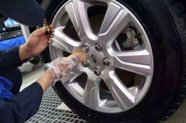 开车突然听到一声响车子正常,开车听到车内有响声怎么办