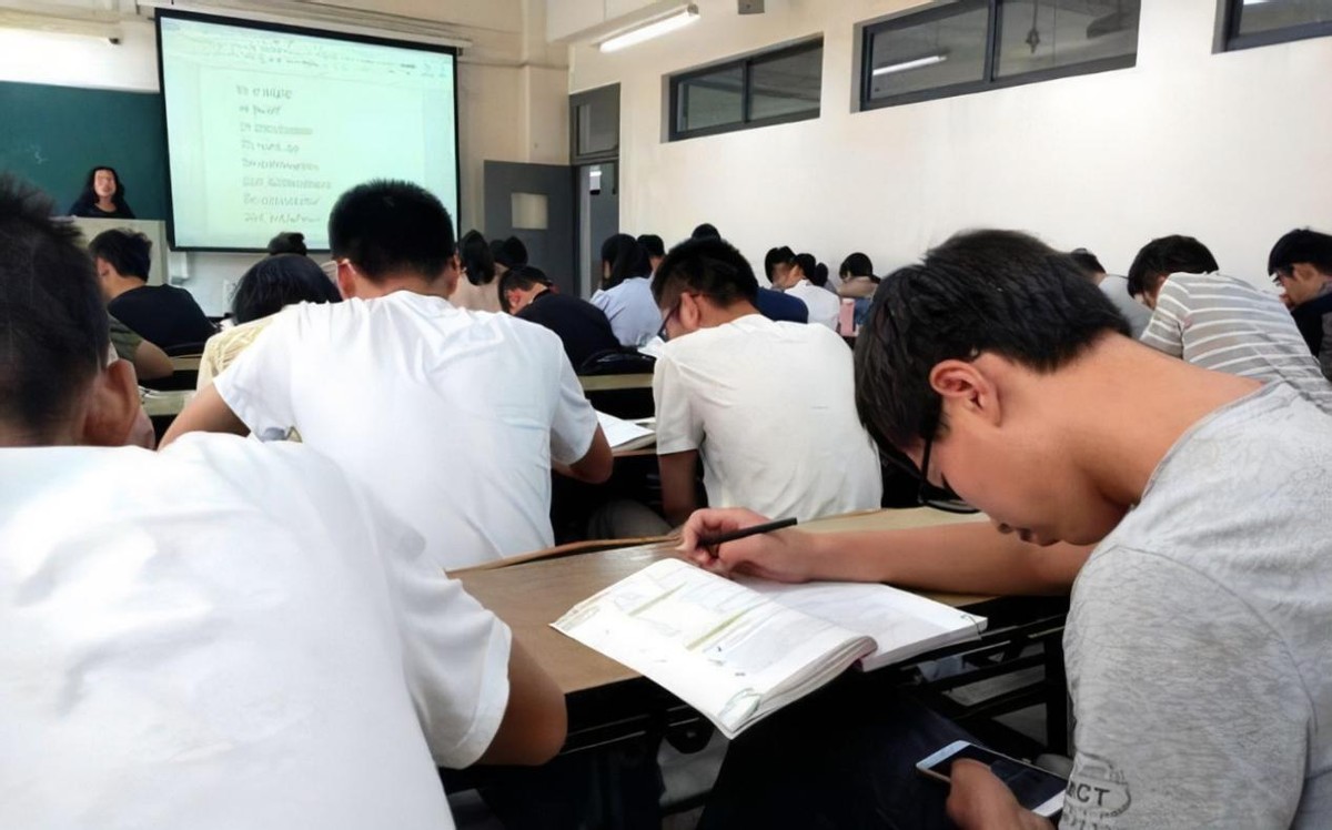 在职校和高中哪里当老师比较好,在职业学校当老师应该注意什么