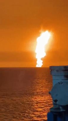 海面燃起火焰,海面火光冲天