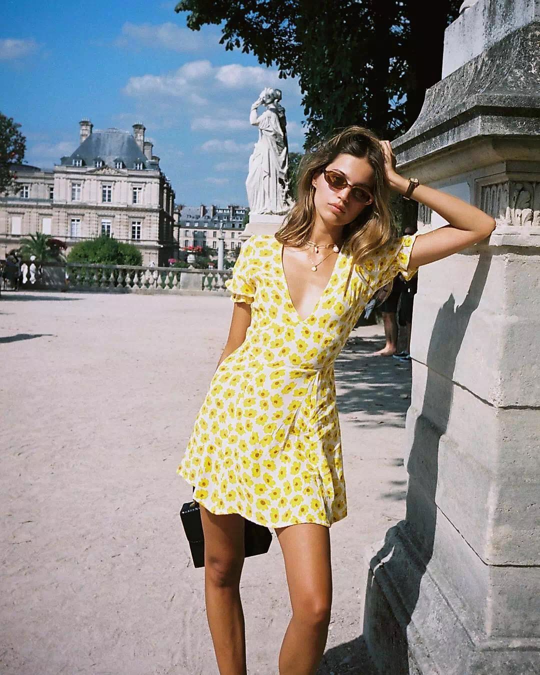 夏季女明星都爱抢着穿碎花裙,女明星红色碎花裙街拍