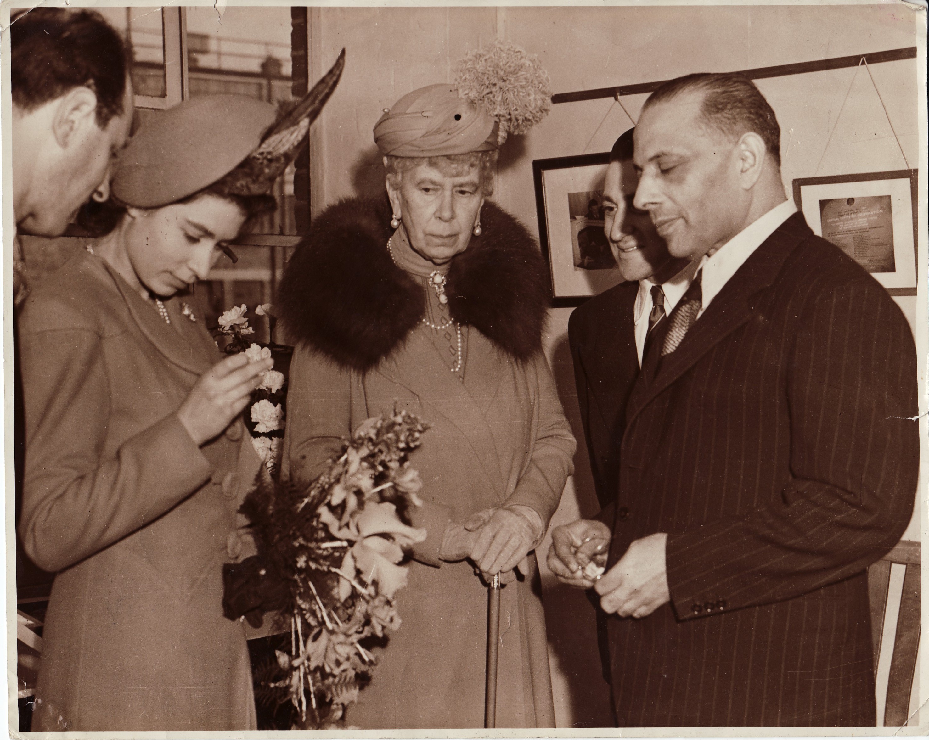 粉红美钻送公主，成全莉莉贝特少女心，女王的这枚花型胸针不简单