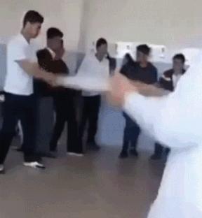 搞笑gif段子妹子有点太淘气了,搞笑gif妹子你又调皮了