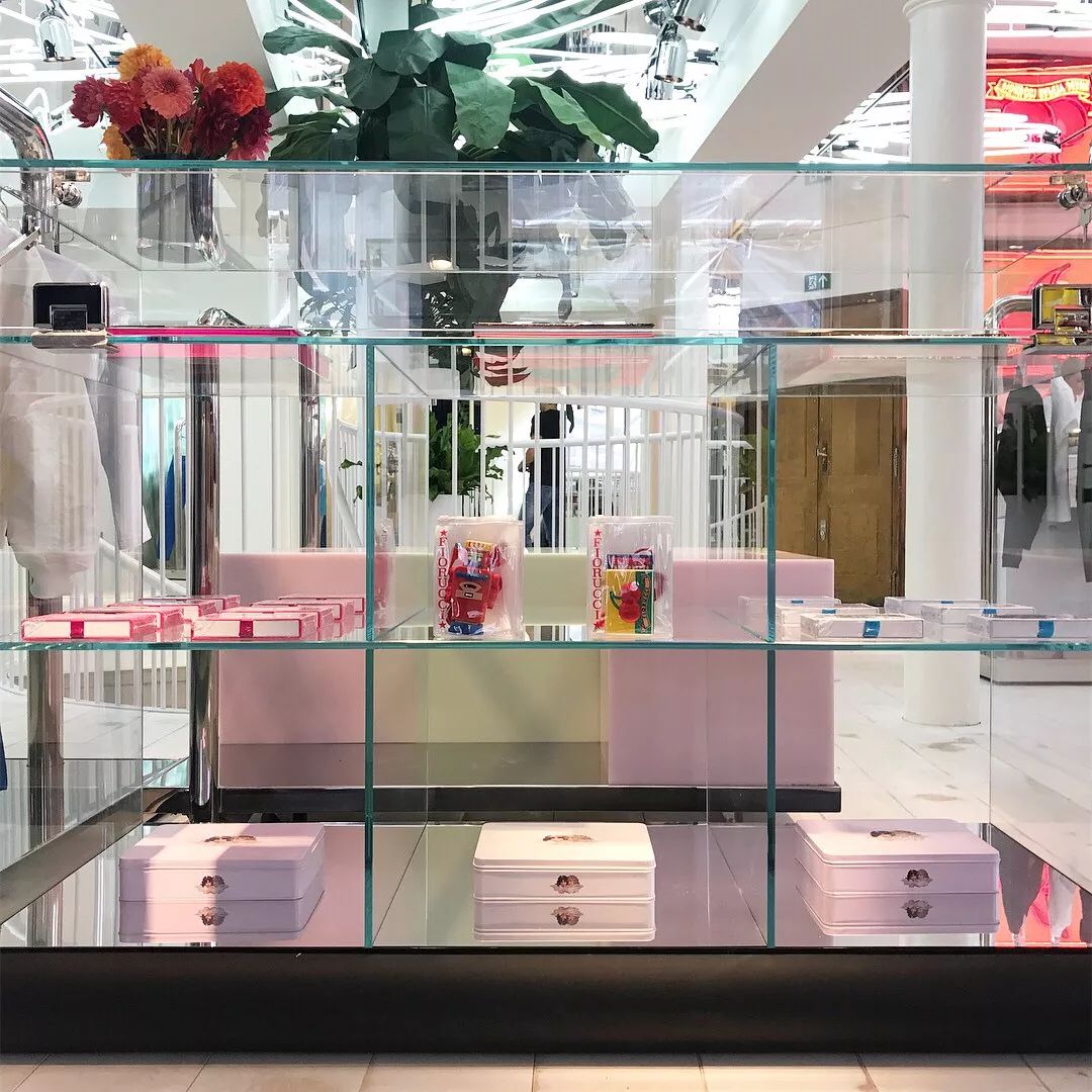 人间芭比lisa白色衣服跳舞,人间芭比lisa穿蓝衣服跳舞