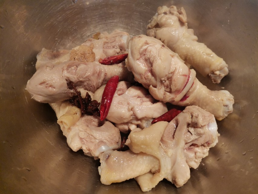 炸鸡腿怎么弄才能外焦里嫩,炸鸡腿如何避免里面没熟