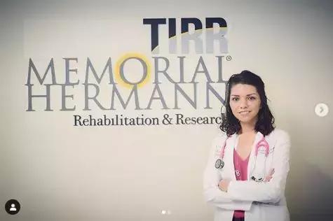 全身瘫痪，经历10次手术后康复，她就这样一步一步实现了医生梦