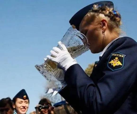 俄罗斯士兵喝酒撞机场护栏,俄罗斯士兵醉酒撞护栏