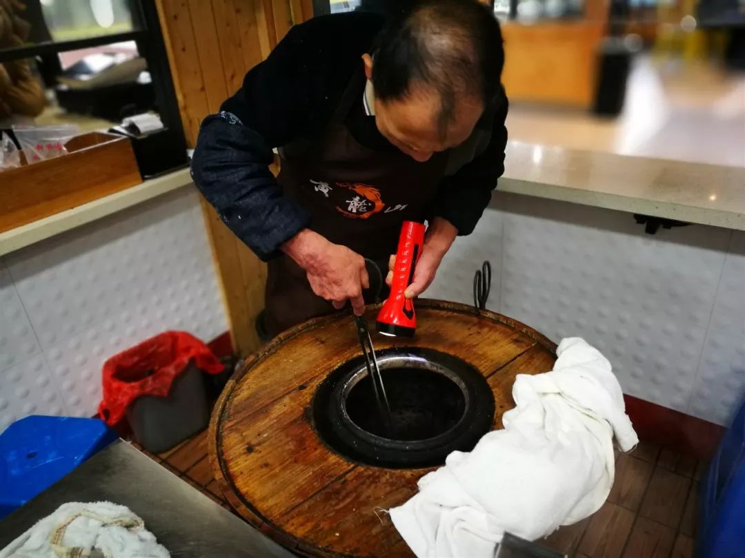 大叔年薪365万,男子做烧饼年薪35万